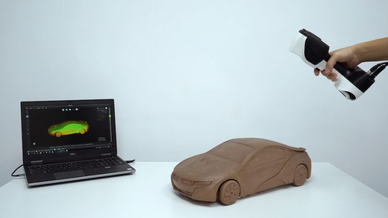 Escaneo de un objeto industrial con el escáner iReal 2E conectado a una laptop